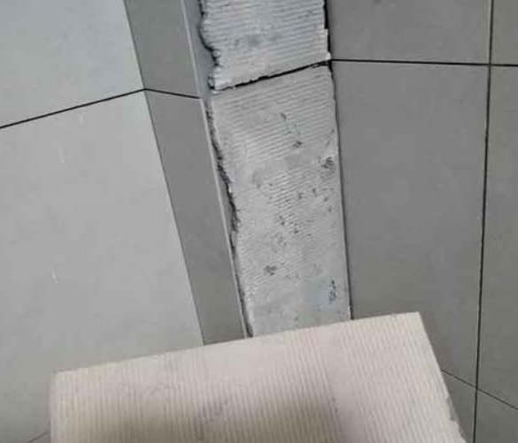 乾县瓷砖空鼓维修公司分享下厨房瓷砖脱落的补救措施。